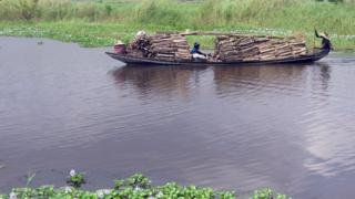 Une pirogue - archives