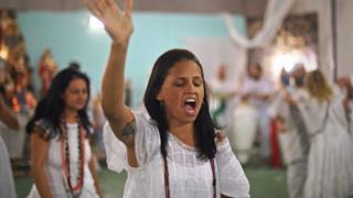 Mujer practicante de umbanda festejando.