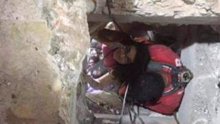 Lucía Zamora siendo rescatada después de 36 horas bajo los escombros de un edificio caído tras el terremoto de magnitud 7,1 en Ciudad de México.