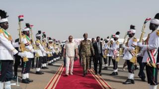 ጠቅላይ ሚኒስትር ዐቢይ በካርቱም አየር ማረፊያ ደርሰው አቀባበል ሲደረግላቸው