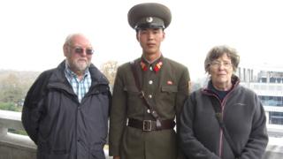 2011년 제임스 호어가 아내인 조안나 여사와 함께 판문점을 방문해 북한 군인과 사진을 찍고 있다