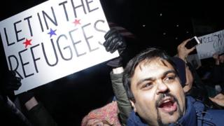 Abantu bihaye amabarabara biyamiriza amategeko ya Trump ku bimukira ku kibuga c'indege muri reta ya Chicago