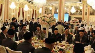 Toshkentdagi "Navroʻz" restoranida Karimov xotirasiga ehson oshi berilmoqda
