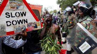 Polisi wa kupambana na ghasia wanasimama kidete huku wafuasi wa mrengo wa upinzani National Super Alliance (NASA) wakifanya maandamano jijini Nairobi, Kenya 11/10/2017