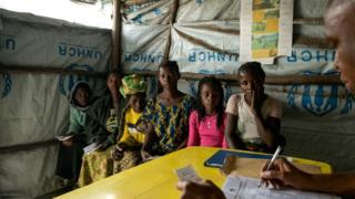 Congo pipo wan do registration for Uganda refugee camp