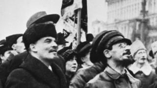 Владимир Ленин и Яков Свердлов на митинге 7 ноября 1918 года