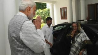 দিল্লিতেশেখ হাসিনাকে অভ্যর্থনা জানাচ্ছেন নরেন্দ্র মোদী।