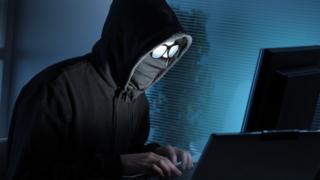 hacker frente a una computadora