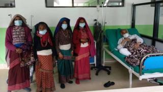डाक्टर गोविन्द केसीलाई अस्पतालमा भेट्न आएका जुम्लाका स्थानीय बासिन्दा।