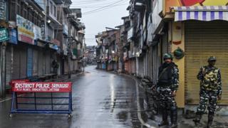 কারফিউতে মোড়া শ্রীনগরে ভারতীয় সেনার টহল
