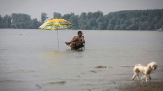 Agua y sombra es la fórmula que muchos usan para refrescarse cuando el calor aprieta.