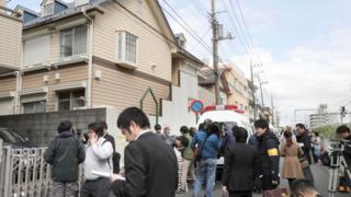 Представители средств массовой информации собираются перед многоквартирным домом, где, по сообщениям СМИ, в Заме, префектура Канагава, Япония, было найдено девять тел, на этом снимке, сделанном Киодо 31 октября 2017 года