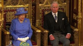 Королева сопровождала принца Чарльза
