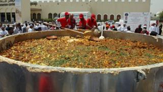 عمانيون يحضرون طبق الكبسة التقليدي