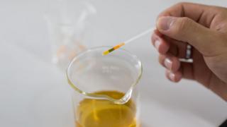 Análise de urina em um laboratório