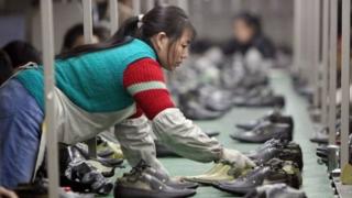 Pekerja di industri sepatu Cina.