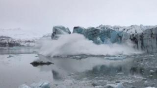 Ola gigante en Islandia