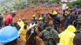 Shughuli ya uokoaji inaendelea katika mlima baada ya maporomoko kusoma nyumba nchini Sierra Leone