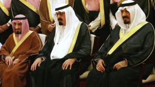 الأمير بندر (أقصى اليسار) والملك عبدالله (وسط) وولي العهد سلطان بن عبدالعزيز في عزاء الأمير عبدالمجيد بن عبدالعزيز، أمير مكة، في مايو/أيار عام 2007