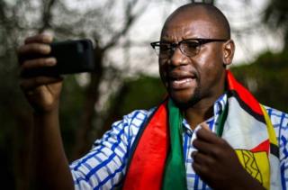 Mchungaji Evans Mawarire aliitumia bendera katika maandamano ya kupinga serikali