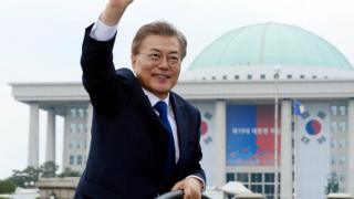 新任總統文在寅乘車離開韓國國會大樓時向群眾揮手(10/5/2017)