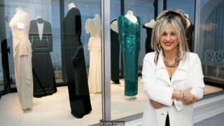 Elizabeth Emanuel pada pameran pakaian Putri Diana di Istana Kensington.