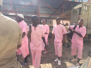 Abaregwa baje mu rukiko bambaye impuzankano y'iroza iranga abafunzwe batarakatirwa mu Rwanda