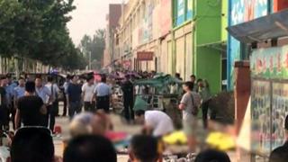 люди около здания детского сада