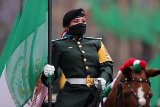 Una mujer militar en un desfile en México