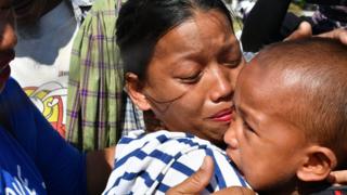 madre abraza a su hijo desaparecido en el tsunami.