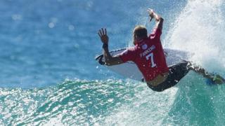 Surfista na crista da onda