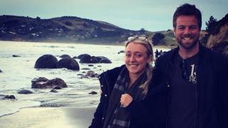 Lauren Jenkins gyda'r cyflwynydd Ross Harries yn Seland Newydd fel rhan o dîm BBC Cymru