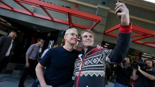 Un joven se toma un selfie con Tim Cook