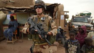 Umusirikare umwe w'Umufaransa ari mu gikorwa co gukizura ku kivuko ca Korioume hafi ya Timbuktu