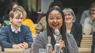 Une jeune femme originaire du Mali vice-présidente d'un parlement en Allemagne