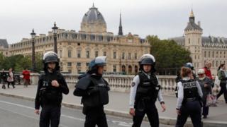 رجال شرطة في باريس