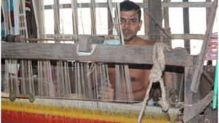 তাঁত শিল্পের মন্দার কারণে অনেকে এই ব্যবসা ছেড়ে অন্য পেশায় যাচ্ছেন