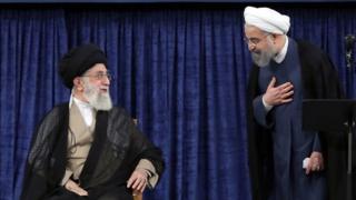 Hogaamiyaha Ruuxiga ee Iiraan Ayatollah Ali Khamenei (Bidix)Mr Rouhani (Midig)