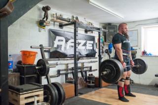 The extreme lifestyle of a strongman in pictures 2
