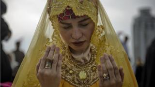 ফিলিপিনের রাজধানী ম্যানিলার একটি পার্কে ঈদের নামাজ পড়ছেন এক ফিলিপিনো নারী, জুন ১৫, ২০১৮