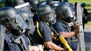 Policiais enfrentam manifestantes durante os protestos pela prisão de George Floyd, em Minneapolis (EPA).