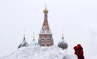 Awon eniyan rin ri ni Red Square, legbe St Basil Cathedral ni Moscow - 5-2-2018