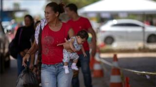 Venezuelana cruza fronteira em Paracaima