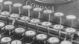 Un teclado en una máquina de escribir antigua