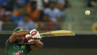 এশিয়া কাপ ক্রিকেটে ভারতের বিরুদ্ধে বাংলাদেশের মেহেদি হাসান মিরাজ শট খেলছেন।