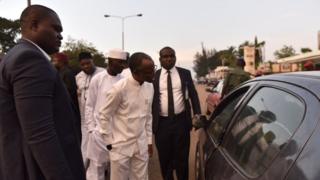 Wasu masata sun tare hanyar Kaduna zuwa Abuja ranar Juma'a amma Gwamna Elrufai ya je kan hanyar domin tabbatar da kowa ya wuce lafiya