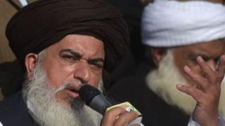 رپورٹ میں دھرنے کے ایک حد سے بڑھنے کی مرکزی وجہ راولپنڈی اور اسلام آباد کی ضلعی انتظامیہ کی جانب سے مظاہرین کی قیادت سے رابطے نہ کرنا بتائی گئی ہے۔