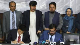 ښاغلي عثماني نن پخپل کاري دفتر کې د ۱۳ میلیون ډالرو په ارزښت ځینې تړونونه لاسلیک کړل