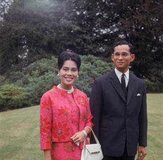 ภาพ รูป ราชินี ในหลวง พระบรมราชชนนีพันปีหลวง สมเด็จพระนางเจ้าสิริกิติ์