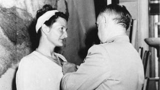 Virginia Hall diberi Distinguished Service Cross oleh kepala Office of Strategic Services (OSS), Jendral William Joseph Donovan
